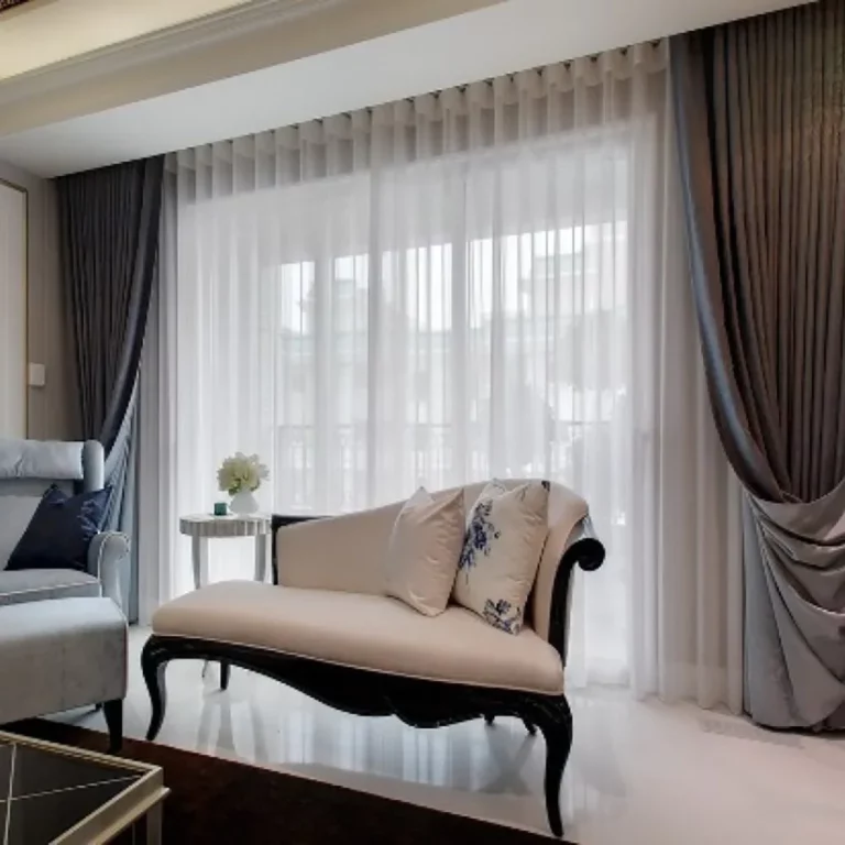 Cortinas con ollaos en barra y caídas con rieles