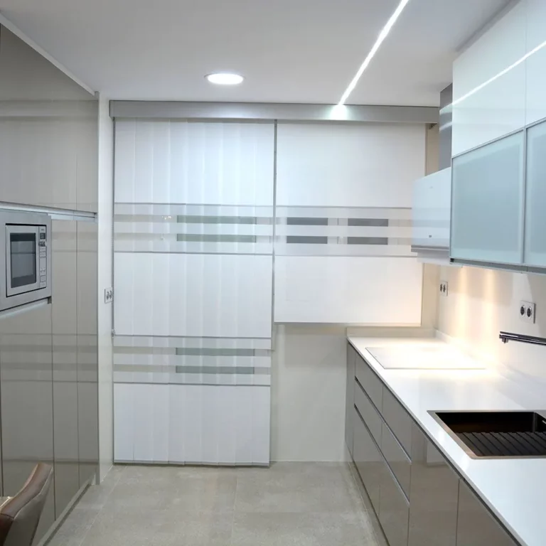 Combinación de estor con cortinas verticales