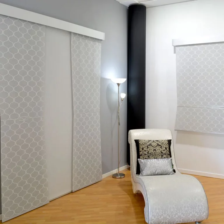 Estores enrollables con cortinas en el salón